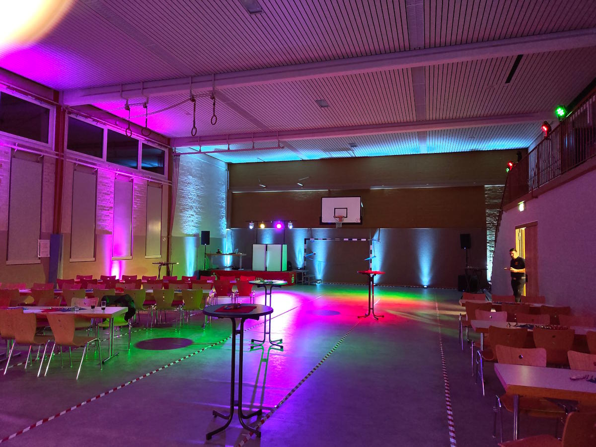DJ Dennis Rohde - Lichtstimmung beim Feuerwehrfest in einer Halle